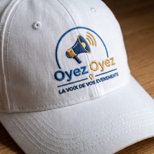 Casquette blanche brodée logo Oyez Oyez
