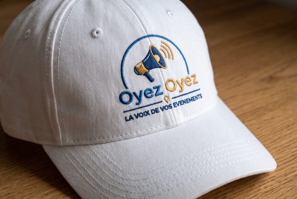 Casquette blanche brodée logo Oyez Oyez