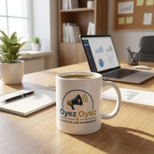 Mug blanc imprimé au logo Oyez Oyez sur un bureau